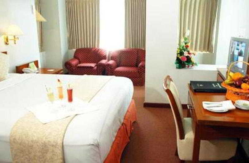 Hotel Bisanta Bidakara Tunjungan Surabaya Exterior photo